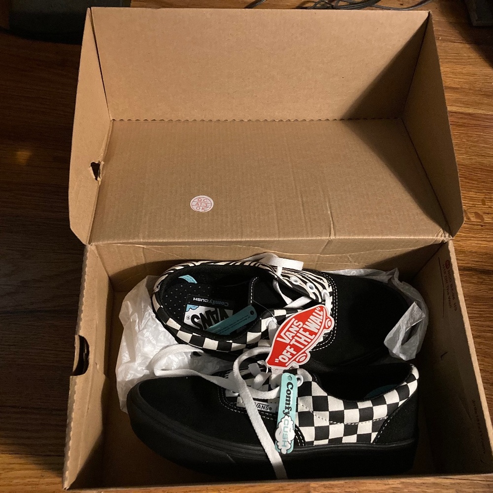 womens Vans Comfycush Era shoes 👟 size 6 checkered